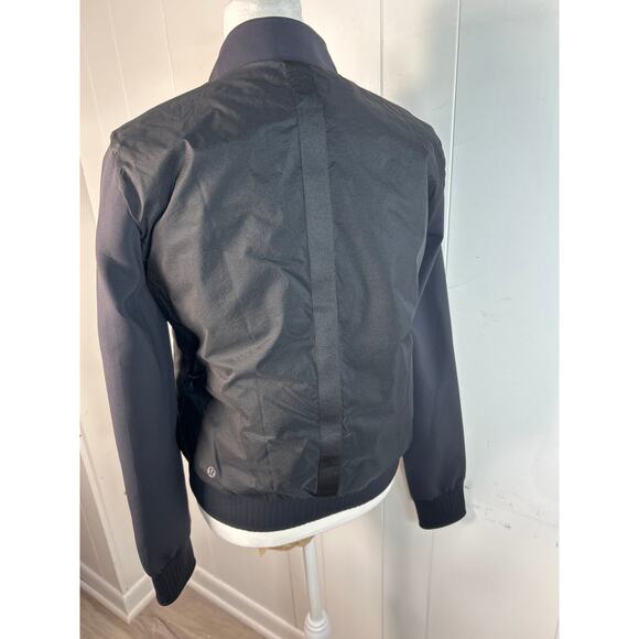 Lululemon Non-Stop Bomber Reversible Jacket in Black. Size 6. - Picture 3 of 12
